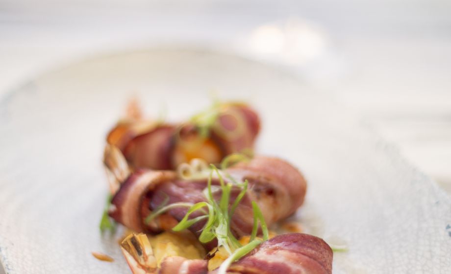 Nueske's Smoked Bacon-Wrapped Shrimp, pan seared, Smoked Gouda Grits, Aji Lime Amarillo Aioli, Crispy Leeks paired with a Chardonnay | Dunube Plain, 2018